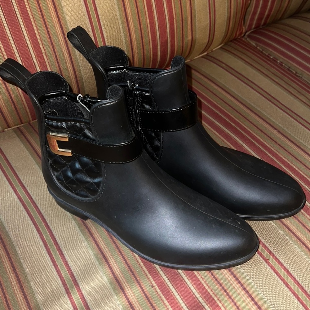 Women’s Size 8, black, rubber boots